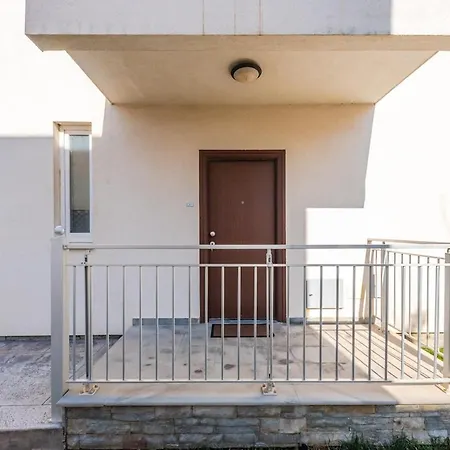 Apartment Coastal Haven Talea By Pikhost